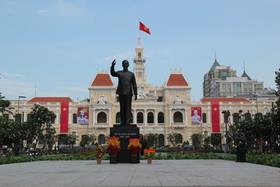Tượng đài Chủ tịch Hồ Chí Minh được xây dựng trước trụ sở Ủy ban nhân dân TP. Hồ Chí Minh